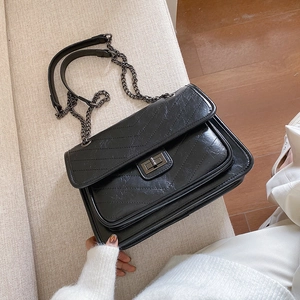 Sac à bandoulière matelassé noir classique avec cuir brillant et fermoir rotatif en métal