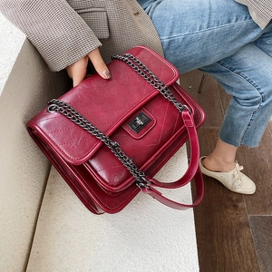 Sac bandoulière vintage bordeaux avec coutures en V et chaîne en métal foncé