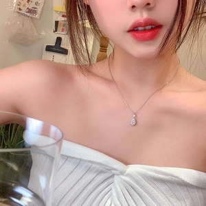Elegante collana a goccia in argento S925 con zircone indossata da una modella