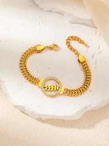 Détail du bracelet chaîne tissée dorée avec motif épi de blé et zircons blancs