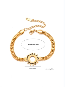 Détail du pendentif soleil doré sur un bracelet à double chaîne en acier inoxydable poli