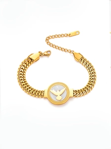 Détail du bracelet chaîne épi doré avec pendentif oiseau en nacre et fermoir mousqueton