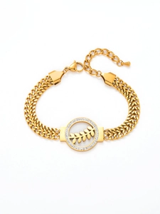 Détail du bracelet épi de blé doré avec anneau en zircons et fermoir mousqueton ajustable