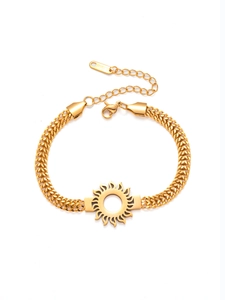 Vue détaillée du bracelet tressé avec pendentif soleil et fermoir mousqueton robuste