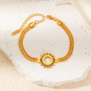 Bracelet doré avec totem soleil et double chaîne en blé, fermoir mousqueton ajustable