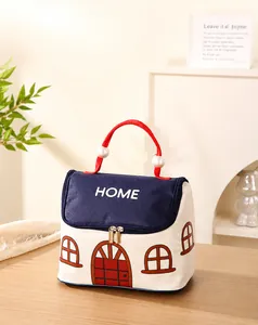 Detail van creatieve lunchtas in huisvorm met rood touwhandvat en parelaccenten