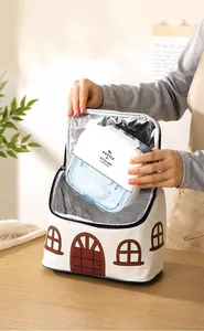 Detail van een persoon die een lunchtrommel in de geïsoleerde lunchtas plaatst