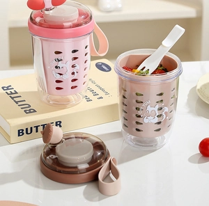 Détail de la tasse à salade avec couvercle d'écureuil, incluant une fourchette et lanière