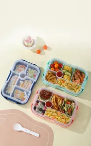 Dettaglio del portapranzo in plastica a 5 scomparti con vassoio per salse e forchetta
