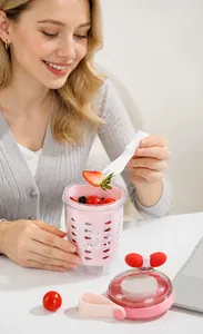 Détail du gobelet à salade rose double couche avec fourchette et motif chat pour fruits