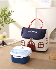 Detail van de geïsoleerde lunchtas in huisvorm met parelhandvat en bento-box set