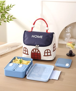 Geïsoleerde lunchtas met huisontwerp en blauwe lunchbox op een houten tafel