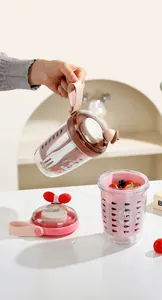 Détail de la poignée de transport et de la fourchette intégrée du gobelet de petit-déjeuner