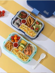 Vista interna de la caja bento con 5 compartimentos y cubierto plegable incluido
