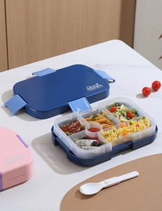 Vista detallada de la caja bento de 4 compartimentos con tarro de salsa y cubierto plegable