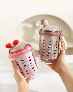 Détail de la structure double couche et du couvercle animal mignon sur une tasse portable