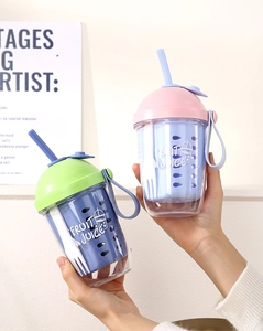Details tragbarer Obstsalatbecher mit integriertem Strohhalm und Gabel für Picknicks
