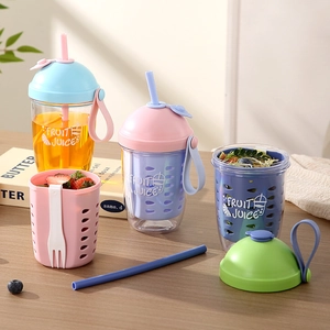 Tragbare Macaron-Fruchtbecher mit Strohhalm und Silikongriffen in Picknick-Atmosphäre