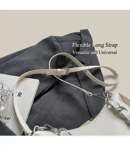 Détail du sac blanc en cuir avec chaîne argentée et bandoulière réglable