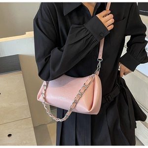 Détail du sac en cuir plissé rose avec chaîne argentée et lettrage du logo élégant