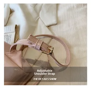 Detalle de la hebilla metálica dorada ajustable en mochila de cuero rosa de moda