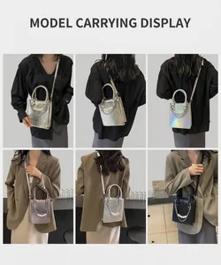 Sac bandoulière métallisé avec chaîne en perles montré sous plusieurs angles et coloris