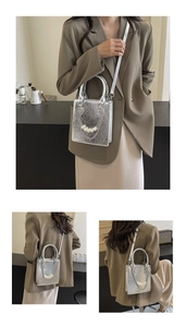 Détails du sac argenté métallisé avec chaîne de perles et fine bandoulière réglable