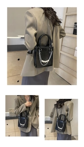 Détail du sac bandoulière noir avec chaîne en métal argenté et perles blanches