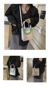Gros plan du sac à main argenté holographique avec chaînes métalliques et perles blanches