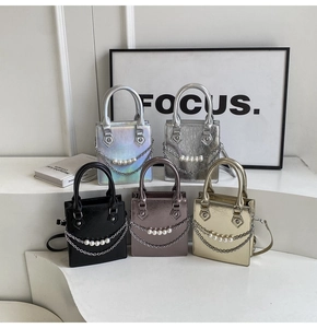 Présentation détaillée de cinq mini sacs métalliques avec élégantes chaînes de perles