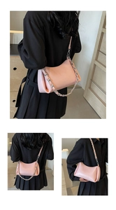 Gros plan du sac hobo plissé rose avec chaîne argentée et texture cuir souple
