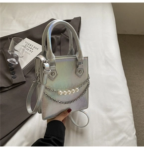 Détail du sac laser iridescent avec poignée de perles et chaîne métallique chic