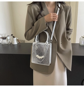Sac bandoulière argenté avec texture plissée et chaîne décorative en perles chic