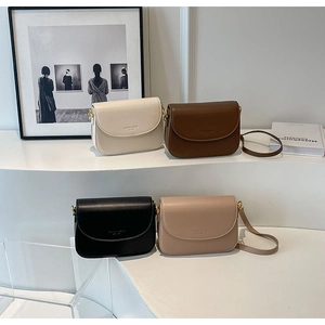 Vista dettagliata di quattro borse a tracolla minimaliste in ecopelle in vari colori moda