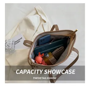 Détail montrant la grande capacité intérieure de ce sac cabas beige matelassé pour le quotidien