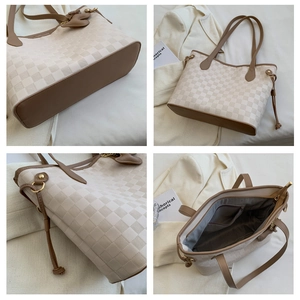 Vues détaillées du cabas beige à carreaux montrant la doublure et la texture du cuir