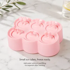 Detail der rosa 6-Fach Silikon-Eisform mit kreativem Tierpfoten-Griffdesign für Kinder
