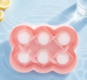 Detailansicht der rosa 6-Slot-Silikon-Eisform mit leicht lösbarem Griffdesign