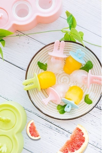 Vue détaillée des moules à glace en silicone DIY avec oreilles de lapin et poignées cœur