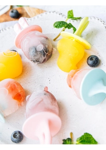 Détail de moules à glace en silicone animaux avec bâtonnets glacés aux fruits frais