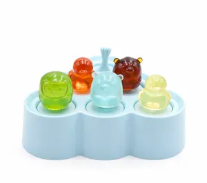 Detailansicht bunter Tier-Silikon-Eisformen auf einer blauen wolkenförmigen Basis