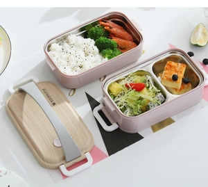 Détail d'une boîte à bento en acier inoxydable double couche avec couvercle style bois