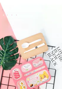 Draufsicht auf die rosa japanische Bento-Box mit 5 Fächern und passendem Besteckset