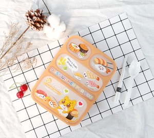 Detailansicht der orangefarbenen Brotdose mit Fächern und niedlichen Sushi-Illustrationen