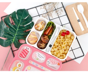 Draufsicht auf die rosa Bento-Box mit 5 Fächern, Sushi-Muster und Besteck-Set