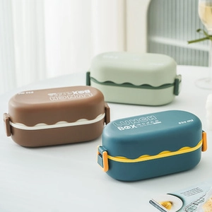 Detail of 850ml portable lunch boxes with secure clips in three Morandi colors