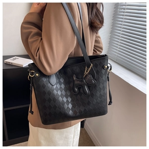 Détail du sac cabas matelassé noir avec un charmant pendentif en forme de chien