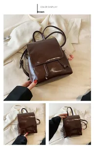 Detalle de mochila marrón de cuero PU brillante con cierre de solapa y borla decorativa