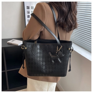 Sac cabas noir matelassé avec pendentif chien charmant et motif de losanges élégant