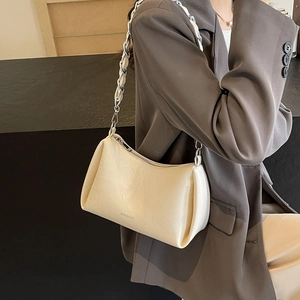 Sac sous le bras minimaliste beige pour femme en cuir texturé avec bandoulière à chaîne